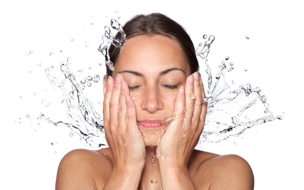 pulizia del viso con tanta Acqua