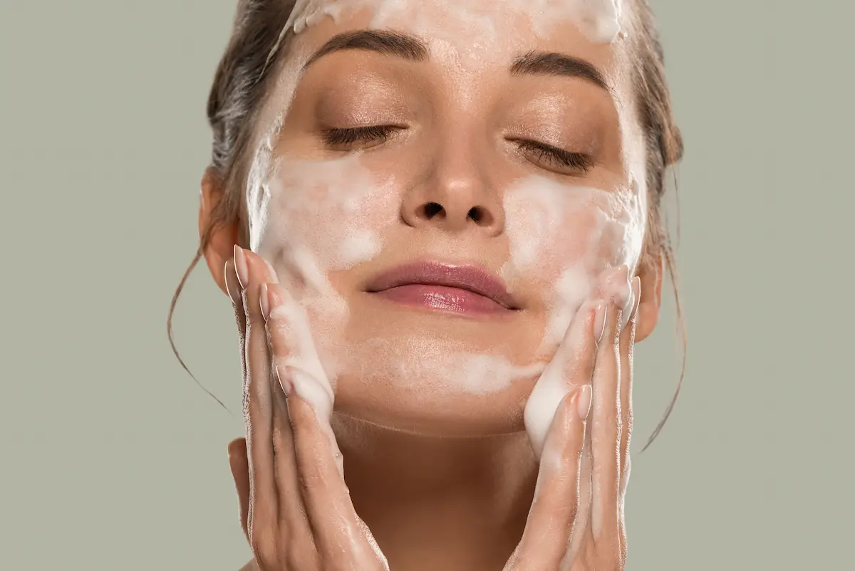 pulizia del viso con il gel viso, schiuma sulla pelle