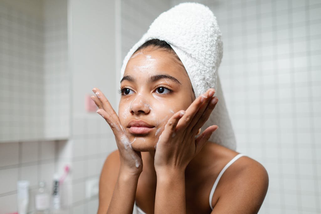 pulizia viso con detergente in polvere e acqua